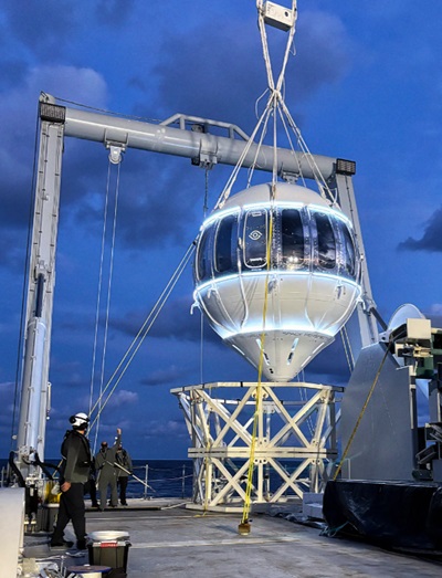 Testovacia vyhliadková kaspula Spaceship Neptune-Excelsior sa zdvíha v rámci príprav na let.