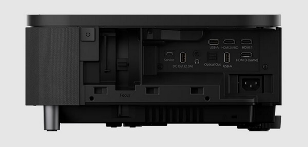 4K UHD projektor Epson EpiqVision Ultra EH-LS800 so superkrátkou projekčnou vzdialenosťou.