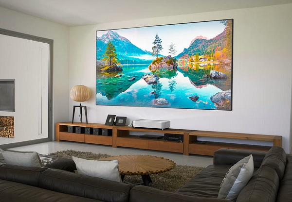 4K UHD projektor Epson EpiqVision Ultra EH-LS800 so superkrátkou projekčnou vzdialenosťou.