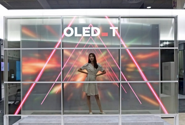 Spoločnosť LG Display demonštruje transparentnú technológiu OLED na výstave K-Display 2022 v Soule, vrátane tejto 16-panelovej zostavy.