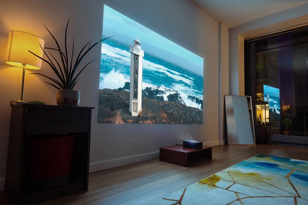 Full HD projektor s ultra krátkou projekčnou vzdialenosťou Philips Screeneo U4.