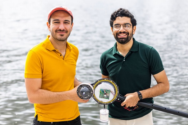 Docent Fadel Adib (vľavo) a výskumný asistent Waleed Akbar (vpravo) s podvodnou kamerou, ktorú vyvinul ich tím.