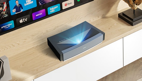 Laserový projektor s ultrakrátkou projekčnou vzdialenosťou Ultimea Thor T60 Triple Laser TV.