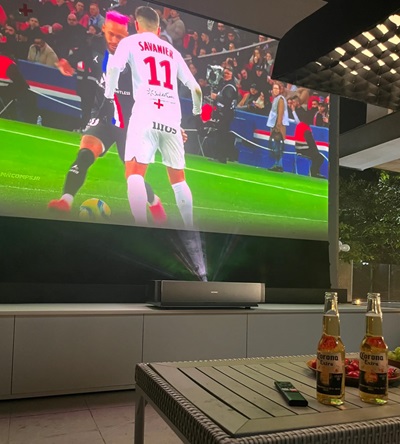 Laserový projektor s ultrakrátkou projekčnou vzdialenosťou Ultimea Thor T60 Triple Laser TV.