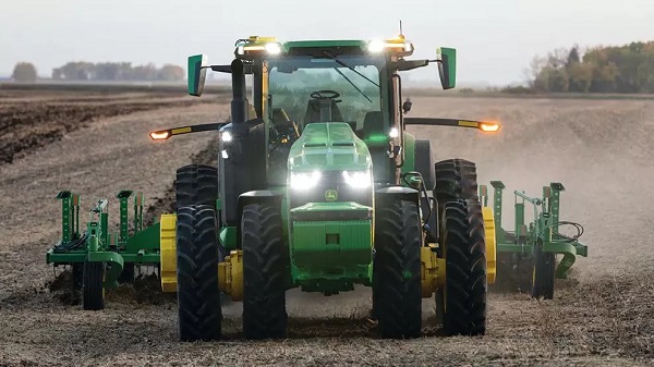 Autonómny traktor John Deere 8R.