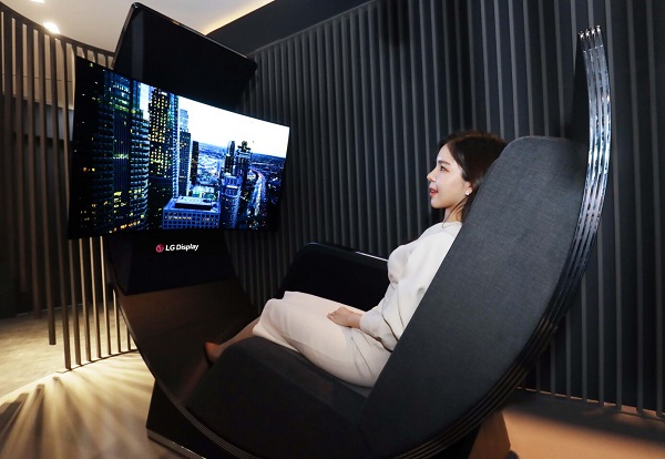 Koncpet kresla so zakrivenou OLED obrazovkou LG Display Media Chair. 