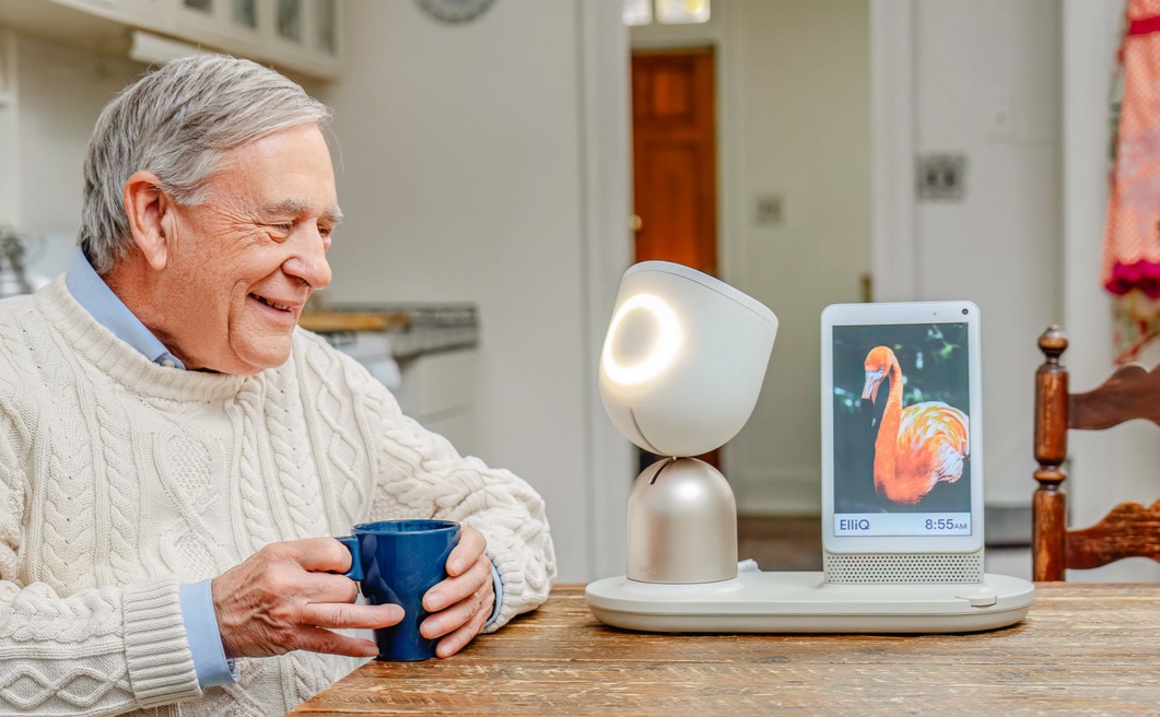 Robotický spoločník pre seniorov ElliQ 3. Robotický spoločník pre seniorov ElliQ 3.