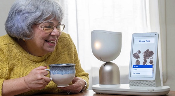 Robotický spoločník pre seniorov ElliQ 3. Robotický spoločník pre seniorov ElliQ 3.