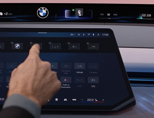 Panoramatický informačno-zábavný systém BMW Panoramic iDrive. 