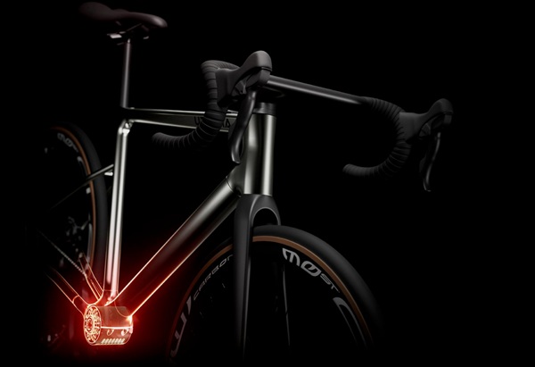 Koncept 3D tlačeného titánového e-bicykla Titanium Zero s elektromotorom Quark DM1.2. 