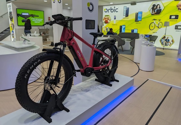 E-bicykel s hrubými pneumatikami Orbic 5G.