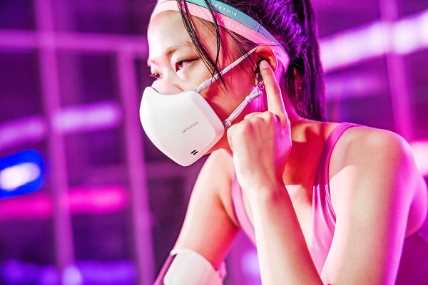 Aktualizovaná verzia ochrannej masky s čistením vzduchu LG PuriCare má mikrofón a reproduktory.