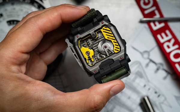 Striktne limitovaná edícia hodiniek Urwerk EMC SR-71.