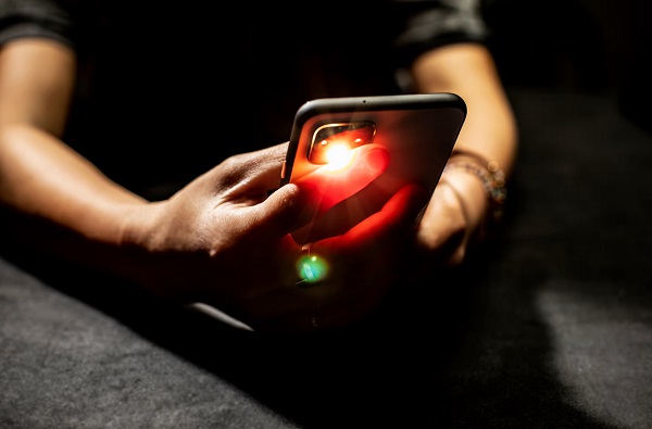 Používatelia aplikácie priložia jeden prst na objektív fotoaparátu a blesk smartfónu.