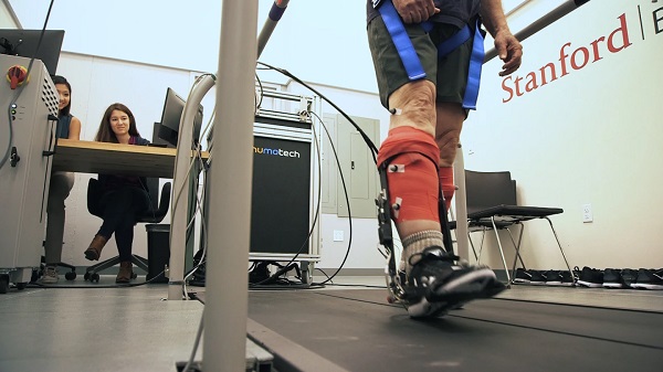 Koncept poháňaného exoskeletónu môže prebrať časť fyzickej námahy počas chôdze.