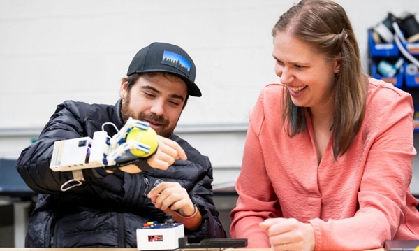 Andrew McPherson a Hannah Stuartová, ktorí testujú zariadenie Dorsal Grasper.