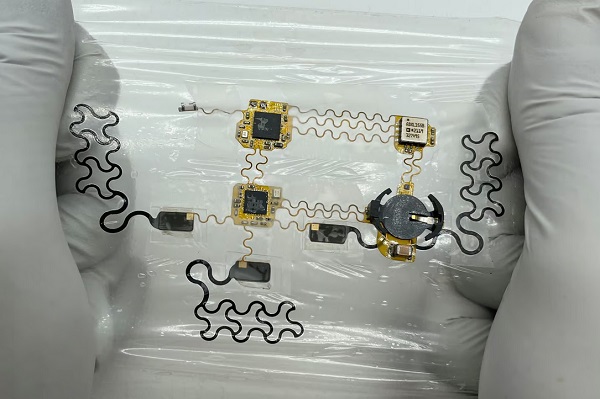 Nové mobilné, neinvazívne, elastické elektronické tetovanie na batérie lepšie monitoruje elektrickú a mechanickú aktivitu srdca.