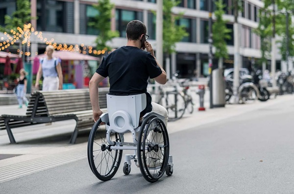 Používatelia invalidného vozíka môžu vozík riadiť aj poháňať dopredu, pričom majú jednu ruku voľnú na iné úlohy.