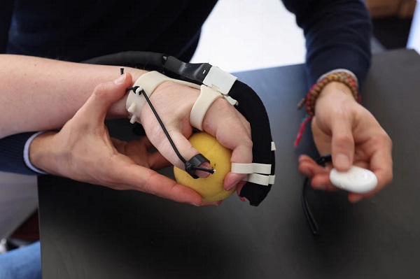 Zariadenie Emovo Grasp využíva poháňané umelé šľachy na pohybovanie prstami pacienta pri uchopovaní a uvoľňovaní predmetu.