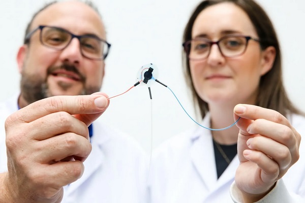 Vedúci vedci prof. Garry Duffy a Dr. Rachel Beattyová s implantátom meniacim tvar, ktorý bol úspešne testovaný na potkanoch.
