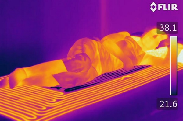 Vedci vyvinuli inteligentný matrac, ktorý strategicky zohrieva a ochladzuje časti tela, aby pomohol pri zaspávaní.
