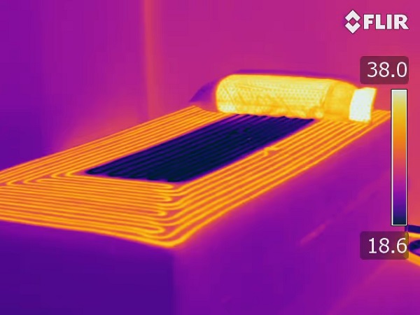 Pohľad termokamerou na nový vyhrievací a chladiaci matrac vyvinutý na Texaskej univerzite v Austine.