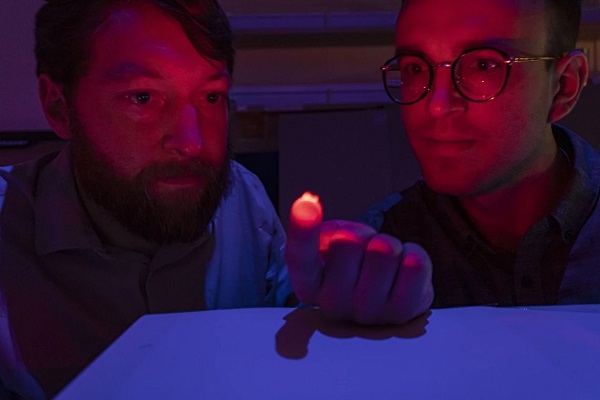 Philipp Gutruf (vľavo) a Jokubas Ausra predvádzajú, ako je zariadenie schopné prenášať svetlo biologickým tkanivom.