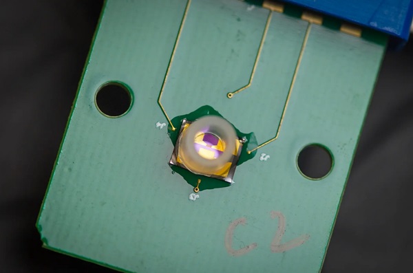 Detailný pohľad na čip zariadenia vybavený GFET s jasne viditeľnými elektródami.
