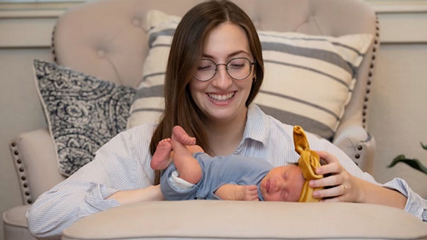 Matka Emily a dieťa Robbie ako prví podstúpili novú terapiu kmeňovými bunkami na liečbu rázštepu chrbtice v maternici.