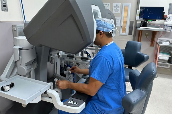 Transplantačný chirurg Dr. Adeel Khan ovláda chirurgického robota.