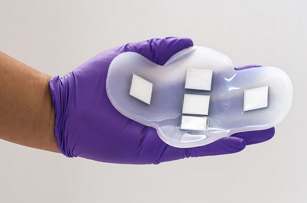 Výskumníci z MIT vytvorili nositeľnú ultrazvukovú náplasť.