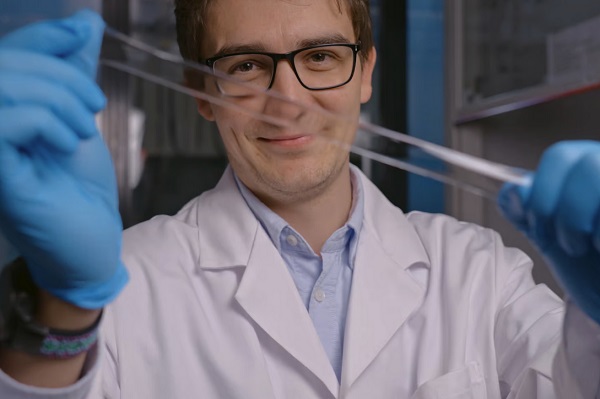 Elastická vnútrobrušná náplasť.