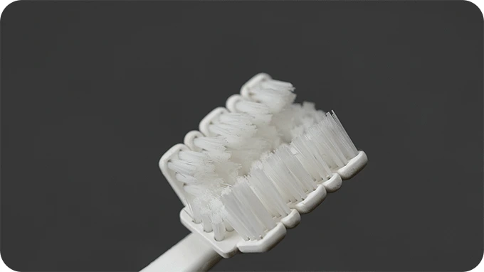 Trojstranná elektrická zubná kefka Wing Brush.