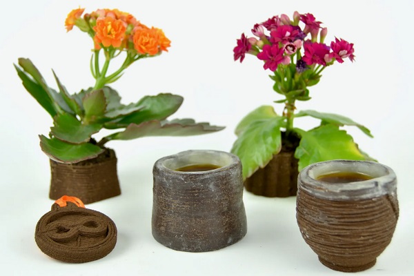 Sortiment predmetov 3D vytlačených z mletej kávovej pasty.