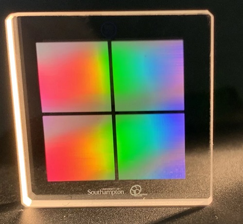 Vedci zo Southamptonskej univerzity použili svoju technológiu 5D ukladania údajov na uloženie približne 5 GB informácií na 1-palcovú vzorku kremičitého skla.