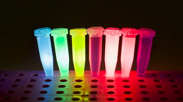 Nová fluorescenčná technika ukladania údajov používa atramentovú tlačiareň na nanášanie drobných kvapiek fluorescenčného farbiva na epoxidový povrch.