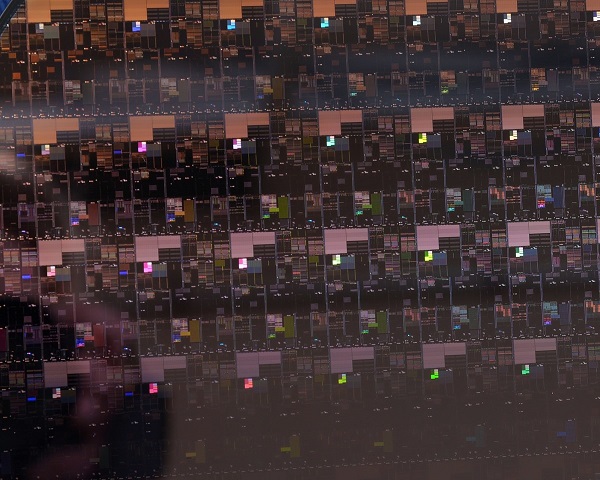 Detailný záber na 2 nm kremíkovú doštičku obsahujúcu stovky jednotlivých čipov.