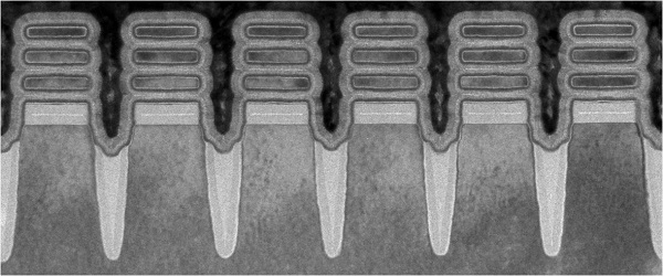 Snímka z elektrónového mikroskopu ukazuje jednotlivé tranzistory na novom čipe IBM, každý s šírkou 2 nanometre.