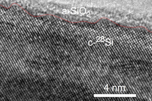 Mikroskopický obrázok nanodrôtu kremíka-28 s povlakom oxidu kremičitého vytvoreným pozdĺž vonkajšej strany.