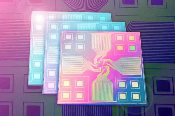 Inžinieri z MIT vyvinuli nový modulárny počítačový čip, ktorý na komunikáciu medzi komponentmi využíva svetelné záblesky.