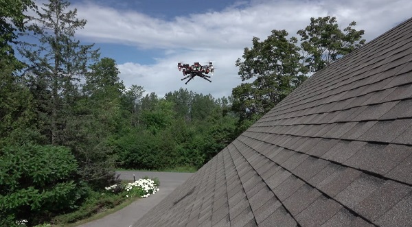 Vďaka špecializovanému pristávaciemu podvozku a možnosti rýchleho spätného ťahu má upravený dron schopnosť pristáť na strechách so sklonom až 60 stupňov.