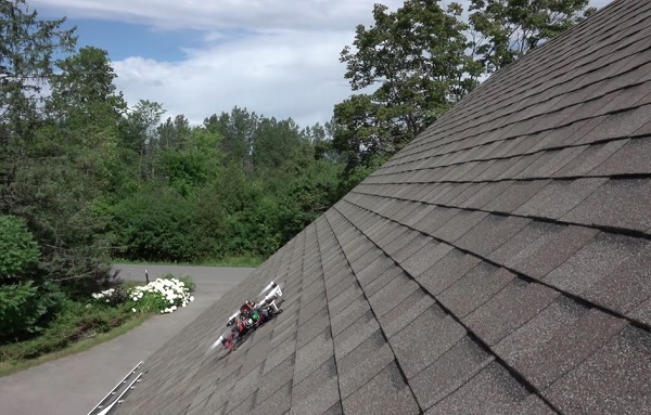 Dron bezpečne pristál na strmej streche.
