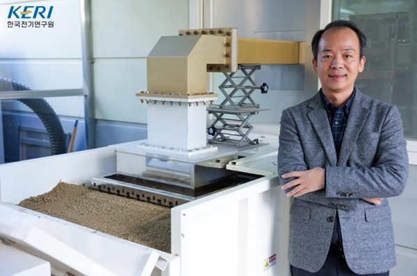 Dr. Sunshin Jung spolu so systémom mikrovlnného ohrevu pôdy.