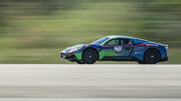 Samoriadiace Maserati MC20 Coupe dosiahlo rýchlosť 318 km / h na dráhe Kennedyho vesmírneho strediska, čím prekonalo predchádzajúce autonómne rýchlostné rekordy.