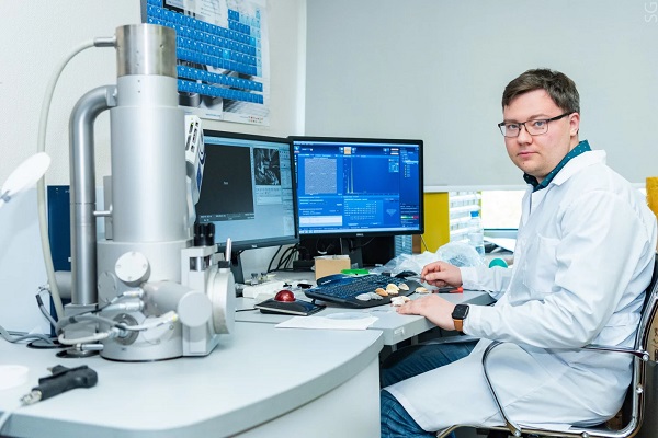 Ruskí vedci z Národnej univerzity pre vedu a techniku (MISIS) vyvinuli experimentálnu mikrosférickú anódu, ktorá môže strojnásobiť kapacitu lítiových batérií.
