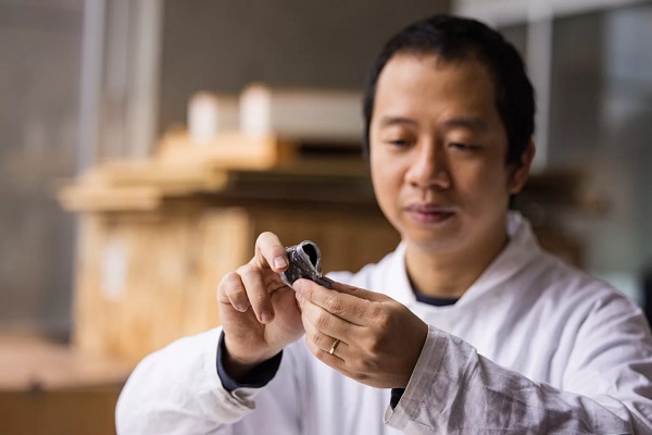 Dr. Ngoc Tan Nguyen a jeho kolegovia z univerzity v Britskej Kolumbii vyvinuli novú batériu, ktorá sa dá roztiahnuť a prežije mnoho cyklov prania.