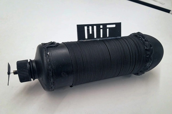 Výskumníci z MIT omotali svoju flexibilnú vláknovú batériu okolo tela hračkárskej ponorky, aby slúžila ako zdroj energie.
