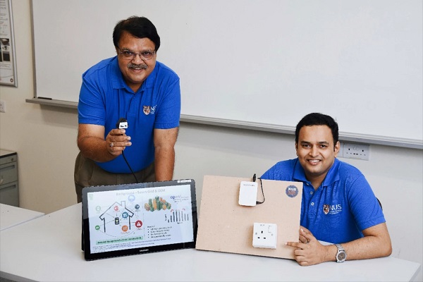 Doc. Sanjib Kumar Panda (vľavo) a Dr. Krishnanand Kaippilly Radhakrishnan s prototypom systému Smart Electrical Outlet / Socket (SEOS).