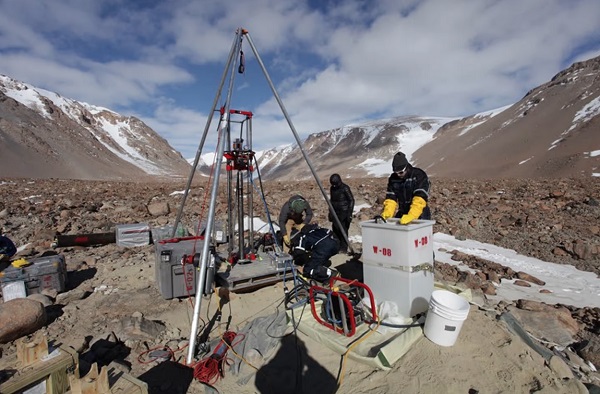 Výskumníci extrahujú ľadové jadro z Ong Valley v Antarktíde.