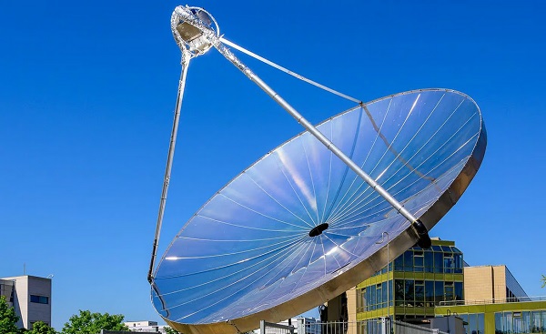 Parabolický tanier hrá kľúčovú úlohu v novom solárnom vodíkovom reaktore od EPFL.
